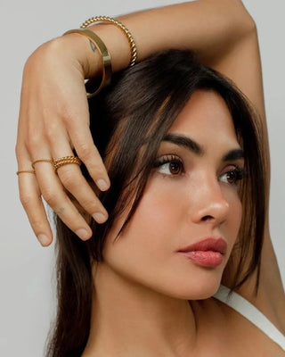 Anillo trenzado dorado Finura visto de perfil en dedo, joya waterproof de Pialü