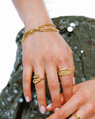 Vista lateral anillo Florence dorado gota doble, joya waterproof de Pialü