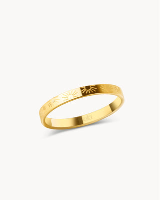 Anillo dorado banda fina plana con patrón de soles grabados, joya waterproof de Pialü