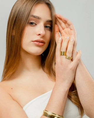 Anillo Golden dorado con acabado arena y detalles bruñidos, joya de acero de Pialü