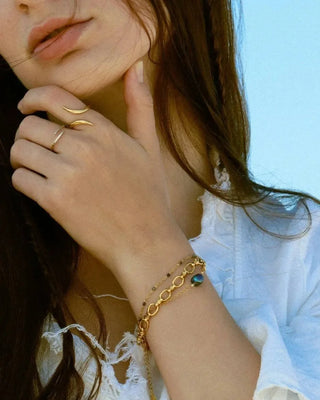 Anillo Killay dorado fino abierto con piedras blancas, acero inoxidable Pialü waterproof