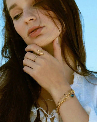 Vista lateral de anillo regulable dorado con zircones, joya waterproof Pialü