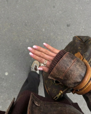 Anillo de cadena dorada con circones puesto en modelo en la mano, waterproof de Pialü