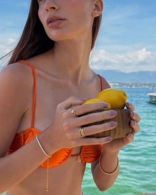 Anillo dorado con doble fila de zircones sobre fondo blanco, joya waterproof de Pialü