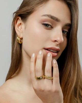 Anillo cubano dorado desde ángulo lateral, acero inoxidable waterproof de Pialü