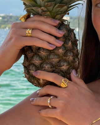 Anillo dorado perlas naturales y cuentas doradas vista lateral waterproof de Pialü