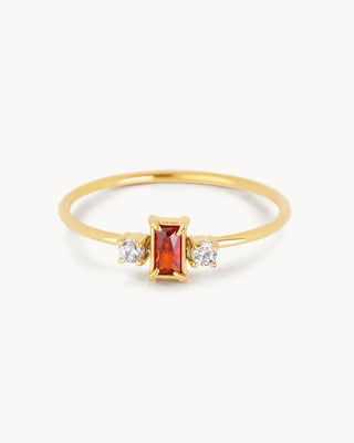 Anillo dorado fino con piedra roja baguette central y circonitas blancas waterproof de Pialü