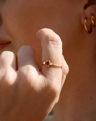 Anillo Queen dorado con zircón rojo rectangular vista lateral waterproof de Pialü