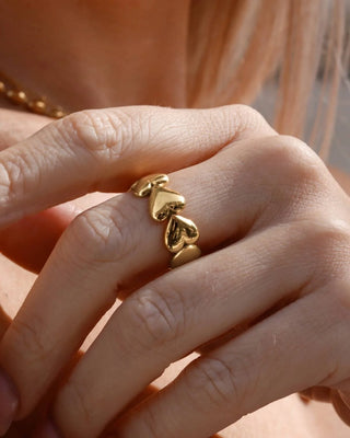 Anillo Cupido dorado con corazones vista lateral waterproof de Pialü