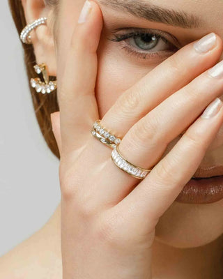 Anillo Serenity dorado con zircones baguette en ángulo, acero inoxidable Pialü