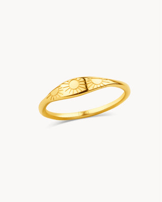 Anillo dorado fino tipo sello con sol radiante grabado, joya waterproof de Pialü