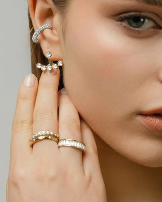 Vista lateral anillo plateado Veronique con zircones, joya waterproof de Pialü