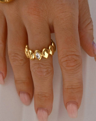 Anillo dorado tipo corona óvalos y zircón marquesa detalle waterproof de Pialü