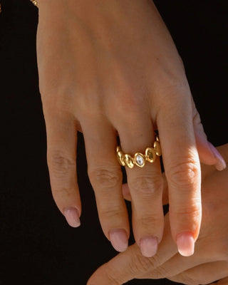 Anillo Crown dorado con circonita marquesa en dedo waterproof de Pialü