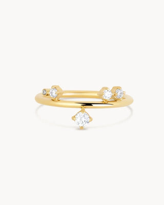 Anillo dorado fino con zircones blancos dispersos y piedra colgante waterproof de Pialü