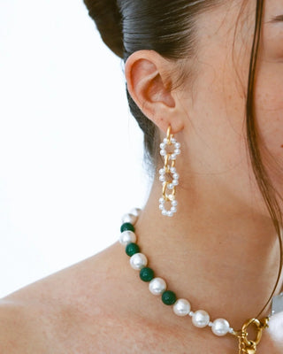 Aretes plateados rombos enlazados en modelo, joya waterproof de Pialü