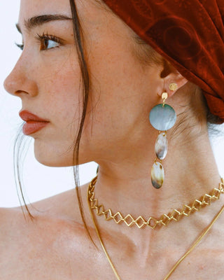 Aretes de concha dorada puestos en lóbulo, waterproof de Pialü