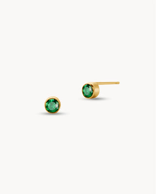 Aretes stud dorados con zircón redondo color esmeralda, joyas waterproof de Pialü