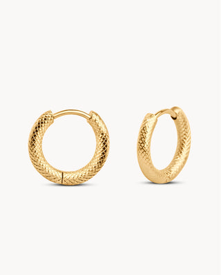 Aros Dioica argollas doradas con textura escama de serpiente, waterproof de Pialü