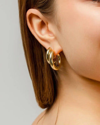 Aros gruesos dorados brillantes con cierre click, waterproof de Pialü