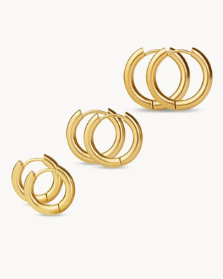 Aros clásicos dorados Gala vistos de perfil mostrando grosor, joya waterproof de Pialü