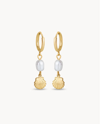 Argollas doradas con colgante de perla blanca y concha de vieira waterproof de Pialü