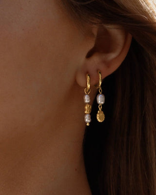 Aretes dorados hoops con perla y concha de mar detalle waterproof de Pialü