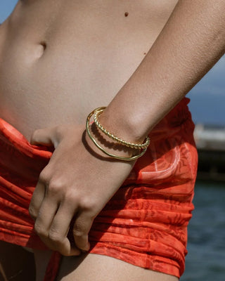 Brazalete Delfina dorado fino ondulado detalle superficie, joya waterproof de Pialü