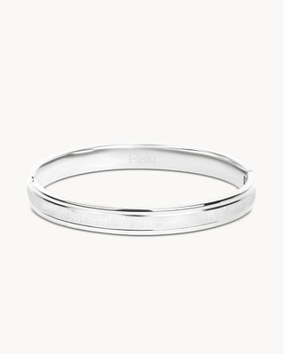 Brazalete rígido plateado con franja textura brillante al centro, joya waterproof de Pialü
