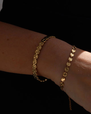 Brazalete Tropical dorado con discos circulares texturizados, vista lateral, joya waterproof de Pialü