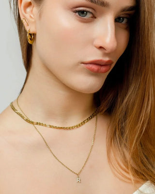 Collar Figaro dorado sobre cuello de modelo, joya waterproof de Pialü