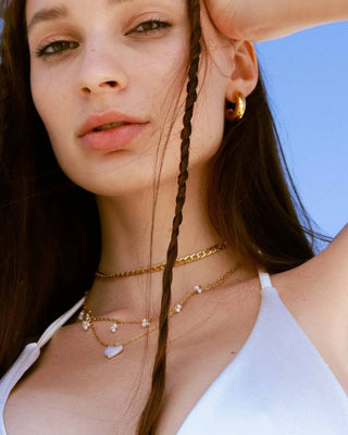 Collar cubanita dorado desde ángulo lateral, acero inoxidable waterproof de Pialü