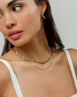 Collar serpiente plano dorado brillante desde ángulo frontal, waterproof de Pialü