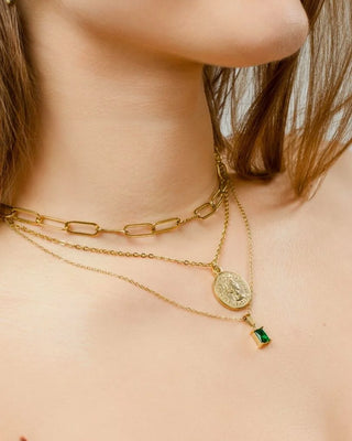 Detalle dije de circonita esmeralda en cadena dorada Guapura de Pialü