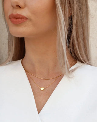 Cadena serpiente dorada en cuello, textura lisa tubular, waterproof de Pialü