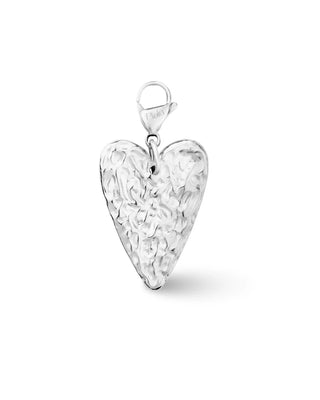 Charm corazón alargado plateado con textura martillada y mosquetón, waterproof de Pialü