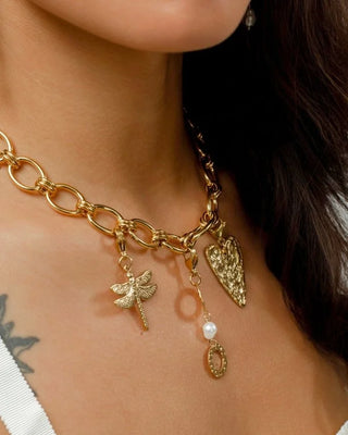 Charm Epífania dorado con libélula y corazón texturizado, joya waterproof de Pialü