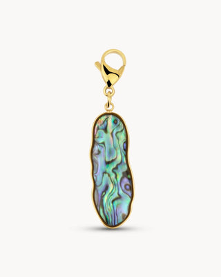 Charm Soy Magia en acero dorado con banda estriada, diseño geométrico waterproof de Pialü