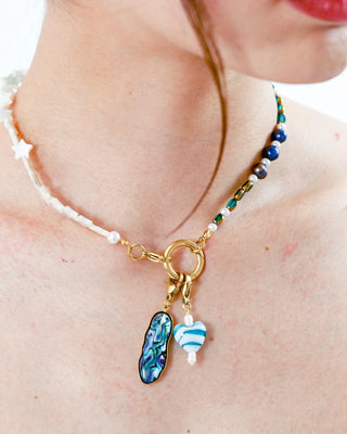 Charm soy magia concha abulón vista lateral, acero dorado, joya waterproof de Pialü