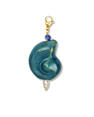 Dije concha turquesa con perla blanca y piedra azul, acero waterproof Pialü