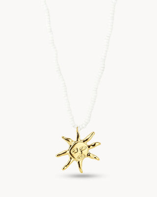 Collar con dije de sol dorado en cadena de perlas blancas, joya waterproof de Pialü