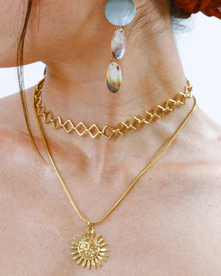 Detalle de collar choker de rombos dorados en cuello, waterproof de Pialü