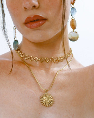 Collar choker de eslabones romboidales dorados vista frontal, waterproof de Pialü