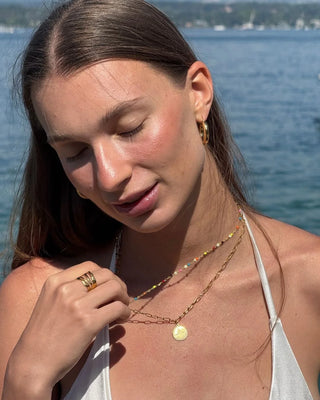 Collar dorado eslabón con dije medallón, vista lateral, joya waterproof de Pialü