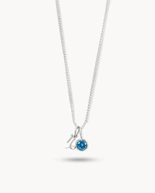 Collar plateado con dije inicial y piedra de nacimiento azul, waterproof de Pialü