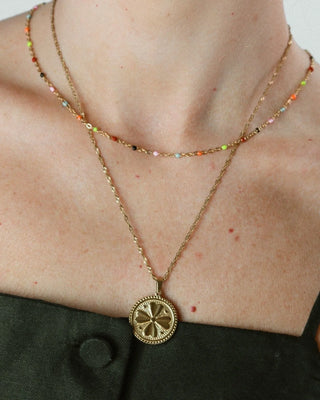 Collar dorado con dije moneda trébol en cadena trenzada, waterproof Pialü