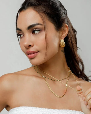 Collar doble capa Krista dorado, vista frontal sobre fondo neutro, waterproof Pialü