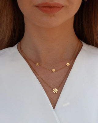 Collar dorado tres flores acero inoxidable, detalle de los dijes florales, joya waterproof de Pialü