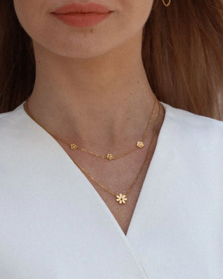 Collar Spring dorado con flores en cadena delgada, vista frontal completa, joya waterproof de Pialü