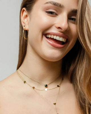 Collar dorado con piedra esmeralda redonda, detalle del dije, joya waterproof de Pialü